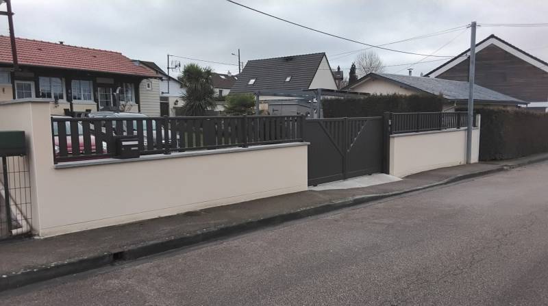 Changement d'un portail aluminium et sa clôture sur-mesure avec boite à lettres intégrée 