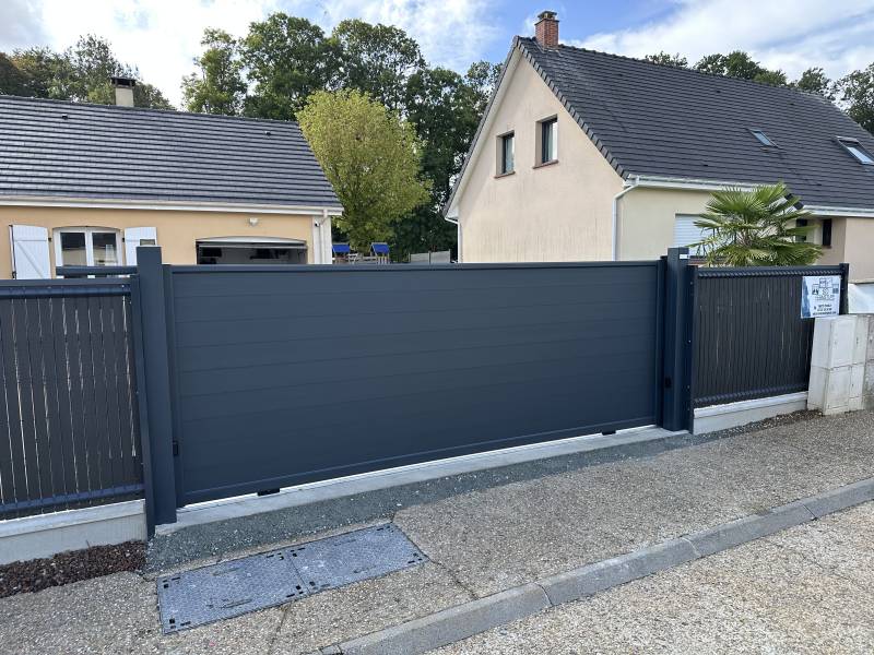 Installation d'un portail aluminium coulissant sur-mesure