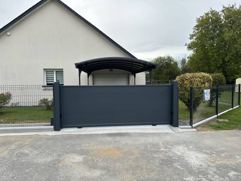 Fourniture et pose d'un portail coulissant gris anthracite sur-mesure par notre entreprise proche de Yerville 76 en Seine Maritime Pavilly