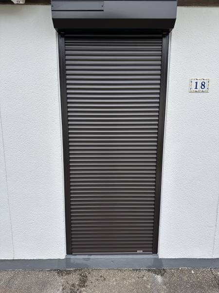 Pose d'un volet roulant solaire sur porte d'entrée