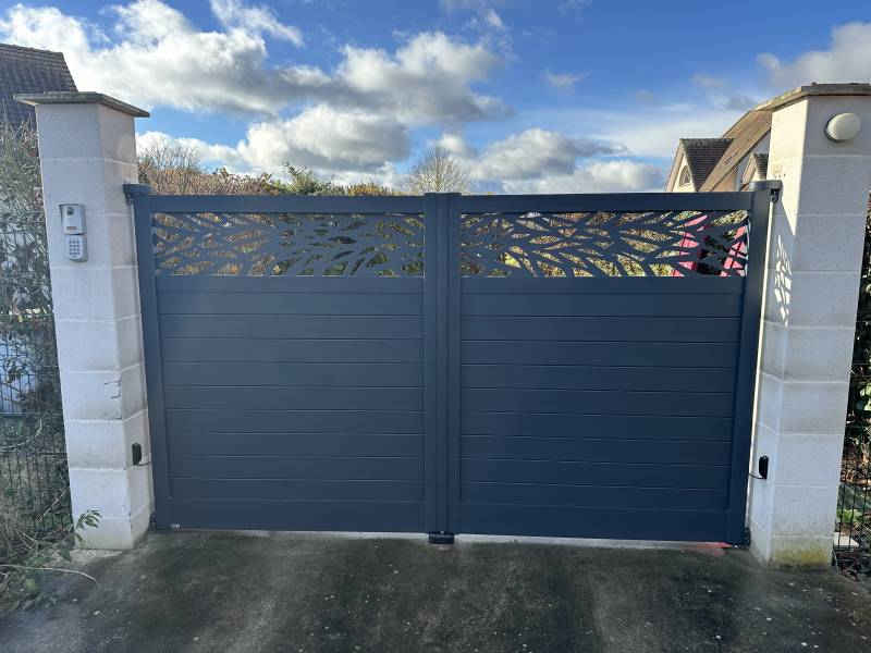 Remplacement d'un portail aluminium sur-mesure avec poteaux déjà existants à Maromme 76