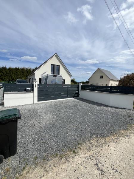 Installation d'un portail coulissant et de sa clôture assortie à Fontaine-le-Bourg