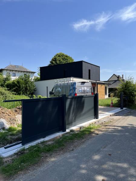 Installation d'un portail coulissant sur-mesure motorisé 