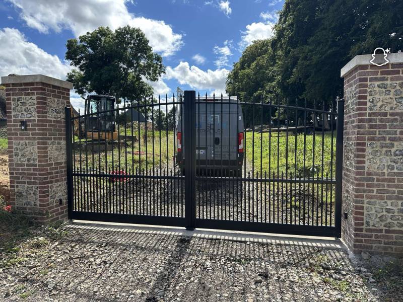 En remplacement d'un portail vétuste, pose d'un portail neuf en aluminium effet fer forgé à Dieppe