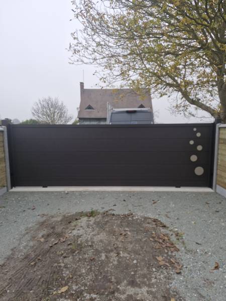 Installation d'un portail aluminium sur mesure avec décor personnalisé
