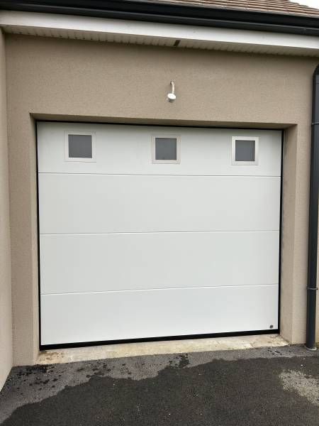 Installation d'une porte de garage sectionnelle sur mesure avec hublots secteur Bois-Guillaume