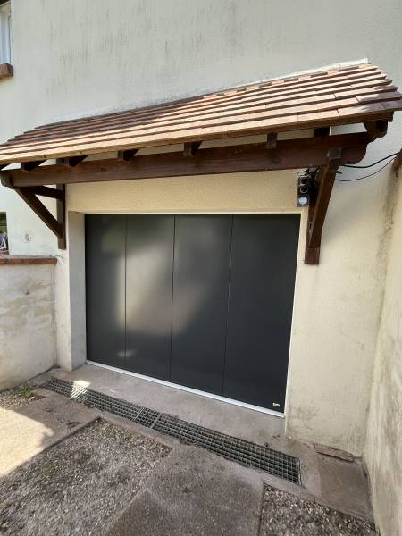 Installation d'une porte de garage sectionnelle latérale sur-mesure à Duclair